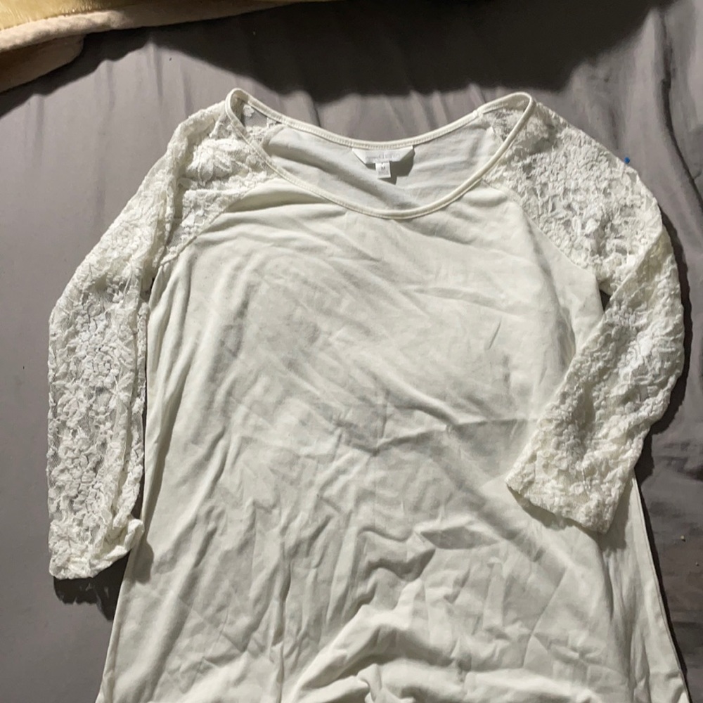 3/4 sleeve white top w lace sleeves